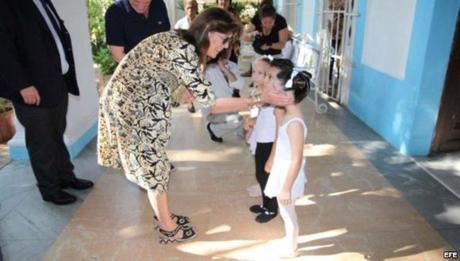 La princesa Carolina de Mónaco saluda a un grupo de niños a su llegada al Ballet Nacional de Cuba. EFE