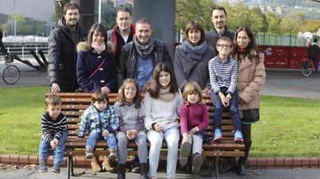 Oier, Maialen, Leire y Ane, junto con sus hermanos, Oxel y Eneko, y sus padres en Bilbao.