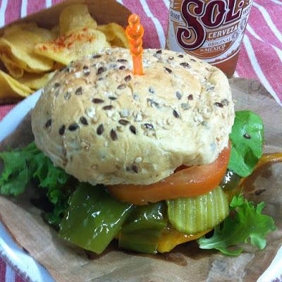 Hamburguesa Con Pimientos Verdes Fritos Y Cheddar