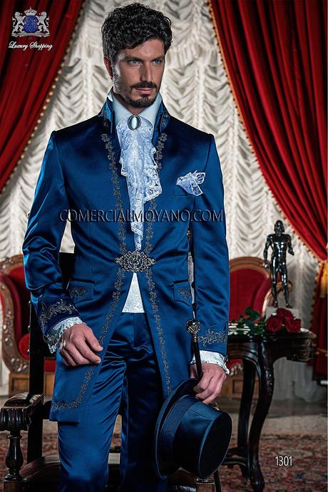 Traje de novio italiano Levita Coreana de raso azul con bordado de flores en plata en cuello, espalda y bolsillos, modelo 1301 Ottavio Nuccio Gala colección Barroco 2015.