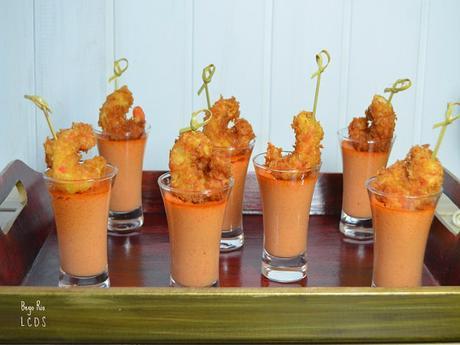 Vasitos de tomate y pimiento con langostinos