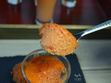 Vasitos de tomate y pimiento con langostinos