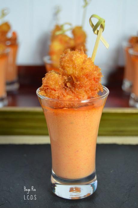 Vasitos de tomate y pimiento con langostinos