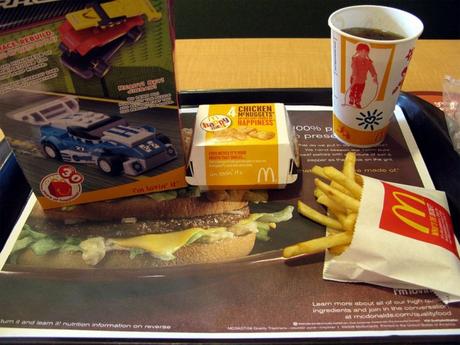 Comida rápida con juguetes