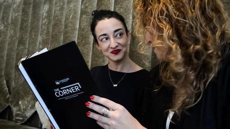 Cosuki y yo observando la carta de The Corner en el Hotel Eurostars Grand Marina