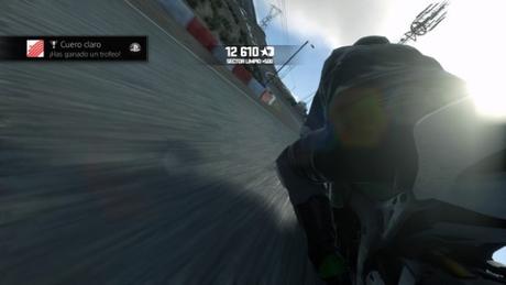 Disfruta de las repeticiones y los múltiples ángulos de carrera