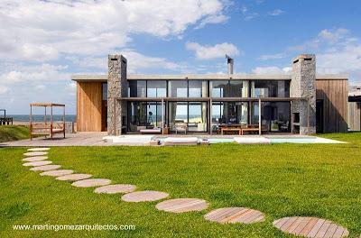 Residencia contemporánea frente a la playa en Uruguay