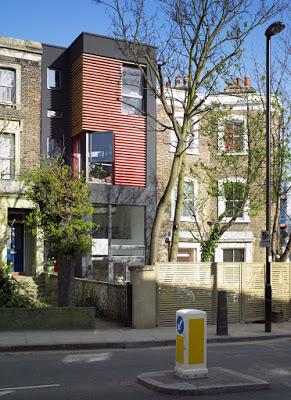 Construccion Minimalista entre dos Construcciones Antiguas