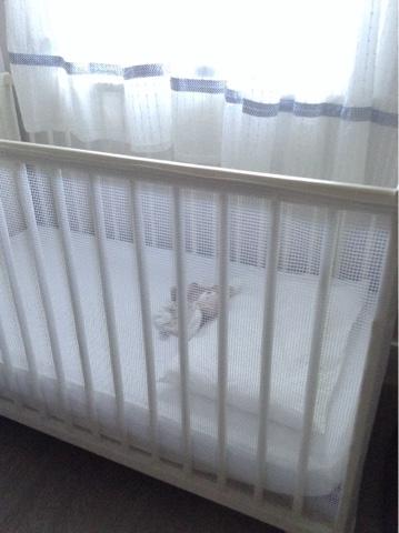 ¿Tu bebé se queda atrapado en los barrotes de la cuna?