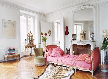 Usar la chimenea como elemento decorativo en el salón comedor