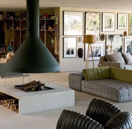 Usar la chimenea como elemento decorativo en el salón comedor