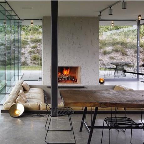 Usar la chimenea como elemento decorativo en el salón comedor