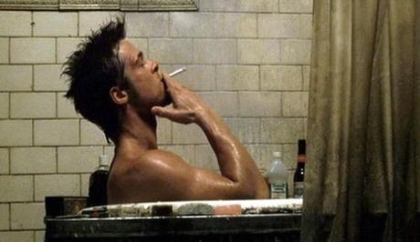 Tyler Durden (Bradd Pitt, El club de la lucha, 1999) en la bañera.