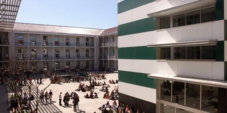 Treinta cosas para antes de los treinta Patio exterior de la UPF de Ciudadela de la Vila Olímpica