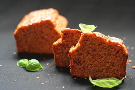 Bizcocho de Tomates Secos, Queso de Cabra y Albahaca