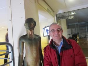 Con un alien paseando por Madrid