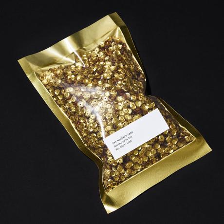 La bolsa de lentejuelas en el que se presenta el pigmento dorado de Pat McGrath