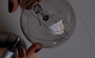 DISEÑO DE GLOBOS HECHOS EN UNA BOMBILLA CASERA