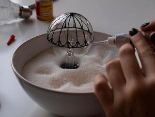 DISEÑO DE GLOBOS HECHOS EN UNA BOMBILLA CASERA