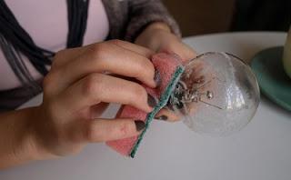 DISEÑO DE GLOBOS HECHOS EN UNA BOMBILLA CASERA