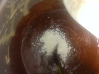 PASTEL BROWNIE CON FRAMBUESA Y MERENGUE DE CHOCOLATE