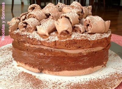 PASTEL BROWNIE CON FRAMBUESA Y MERENGUE DE CHOCOLATE