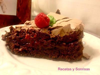 PASTEL BROWNIE CON FRAMBUESA Y MERENGUE DE CHOCOLATE