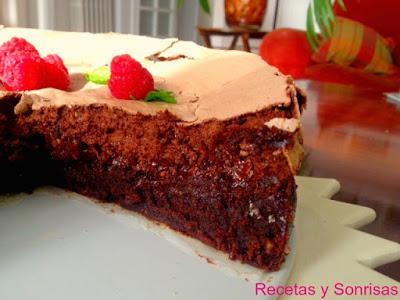 PASTEL BROWNIE CON FRAMBUESA Y MERENGUE DE CHOCOLATE