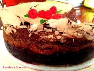 PASTEL BROWNIE CON FRAMBUESA Y MERENGUE DE CHOCOLATE