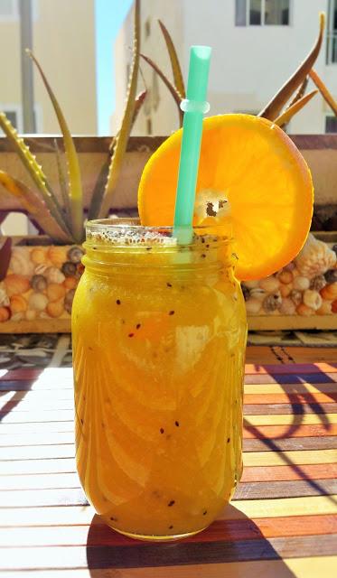 Batido de pera, mango y kiwi con semillas