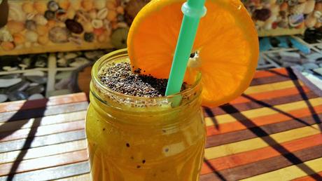 Batido de pera, mango y kiwi con semillas