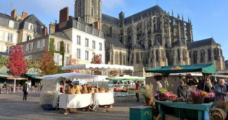 El mercado junto a la catedral de Le Mans