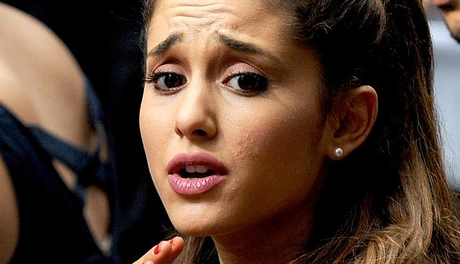 Atacan a Ariana Grande con un celular