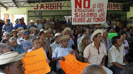 En los últimos años, productores de Tonosí manifestaron reiteradamente su oposición al proyecto licitado durante el gobierno de Ricardo Martinelli. En 2012, el Estado  entregó a H&H 31 millones de dólares para que la empresa ejecutara un proyecto de riego que no llegó a concretarse.