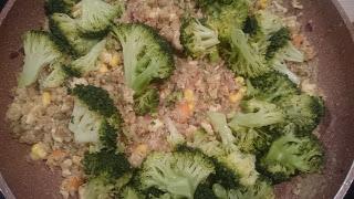 QUINOA CON BROCOLI Y VERDURAS (Cenas saludables)