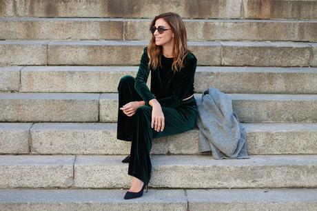 mono de terciopelo verde mono de terciopelo verde