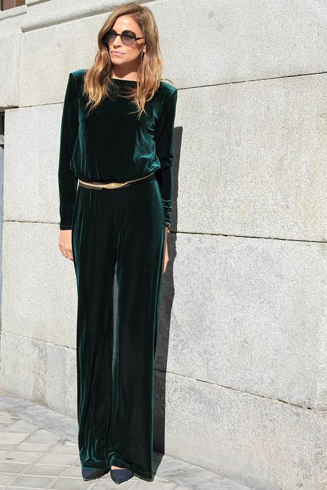 mono de terciopelo verde mono de terciopelo verde