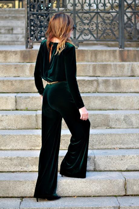 mono de terciopelo verde mono de terciopelo verde