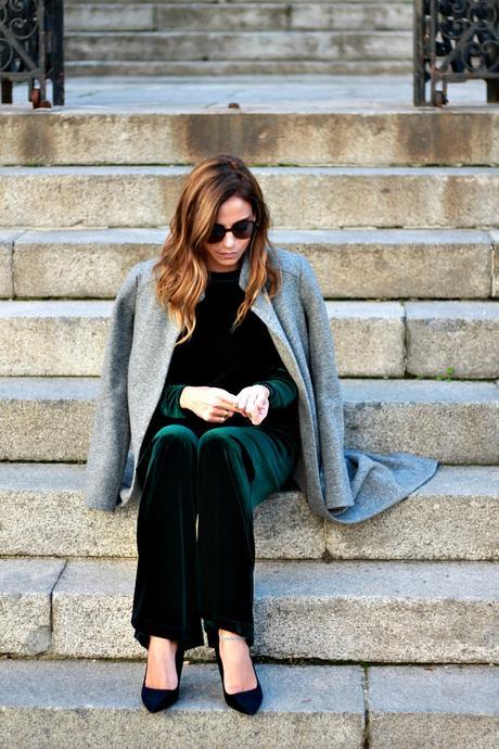 mono de terciopelo verde mono de terciopelo verde