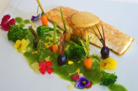 Lubina con mantequilla de especias, jardín de verduras y licuado de espinacas.