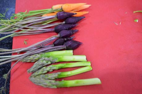 Lubina con mantequilla de especias, jardín de verduras y licuado de espinacas.