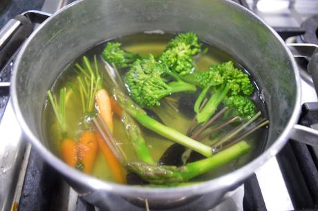 Lubina con mantequilla de especias, jardín de verduras y licuado de espinacas.