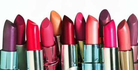 Acumulamos gran cantidad de productos que no utilizamos. El color del pintalabios. Elige el color correcto.