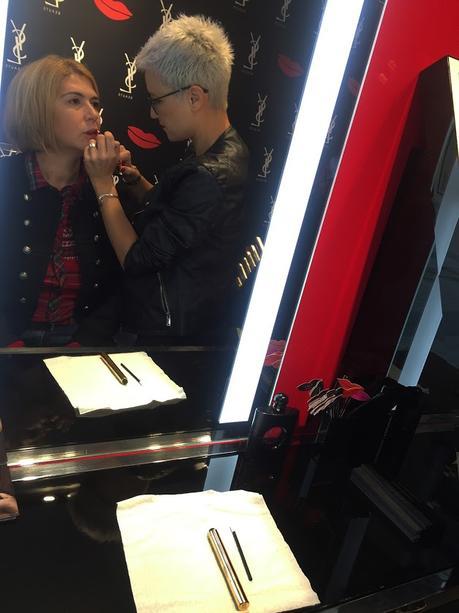 La visita fue muy divertida y fructífera. El color del pintalabios. Elige el color correcto.