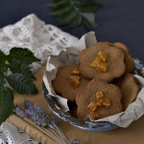 GALLETAS DE HARINA DE CASTAÑA Y NARANJA CONFITADA