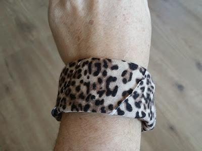 Recicla y crea moda : 2 Brazaletes con botellas de plástico DIY Recicla y crea moda : 2 Brazaletes con botellas de plástico DIY