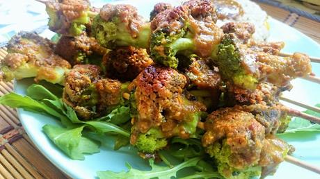 Brochetas de brócoli con salsa satay de cacahuetes