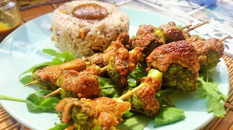 Brochetas de brócoli con salsa satay de cacahuetes