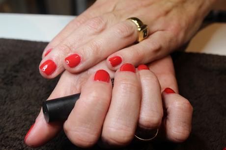 UÑAS DE ESMALTADO SEMIPERMANENTE EN +SALUD+BELLEZA