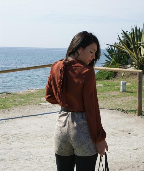 Camisa anudada al reves